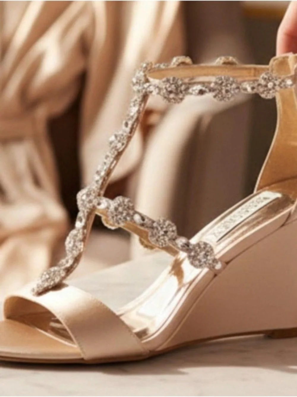 Badgley Mischka women’s satin Champagne Wedge Sandal size 8 new